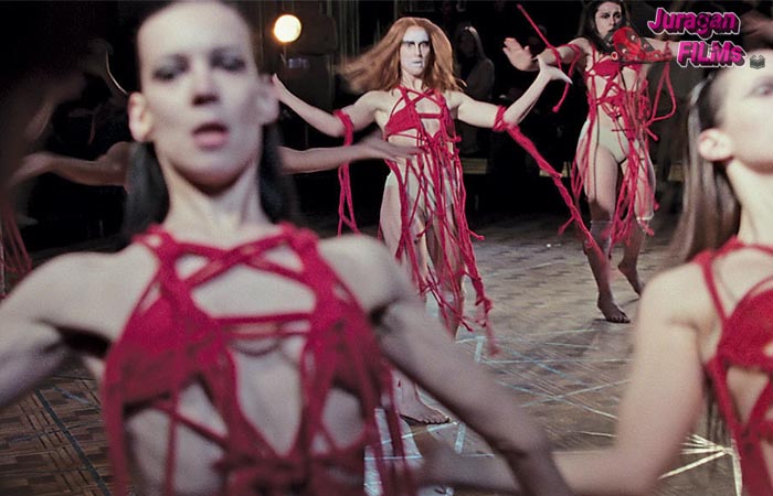 Suspiria: Film Horor yang Menyihir dan Menghantui Pikiran!